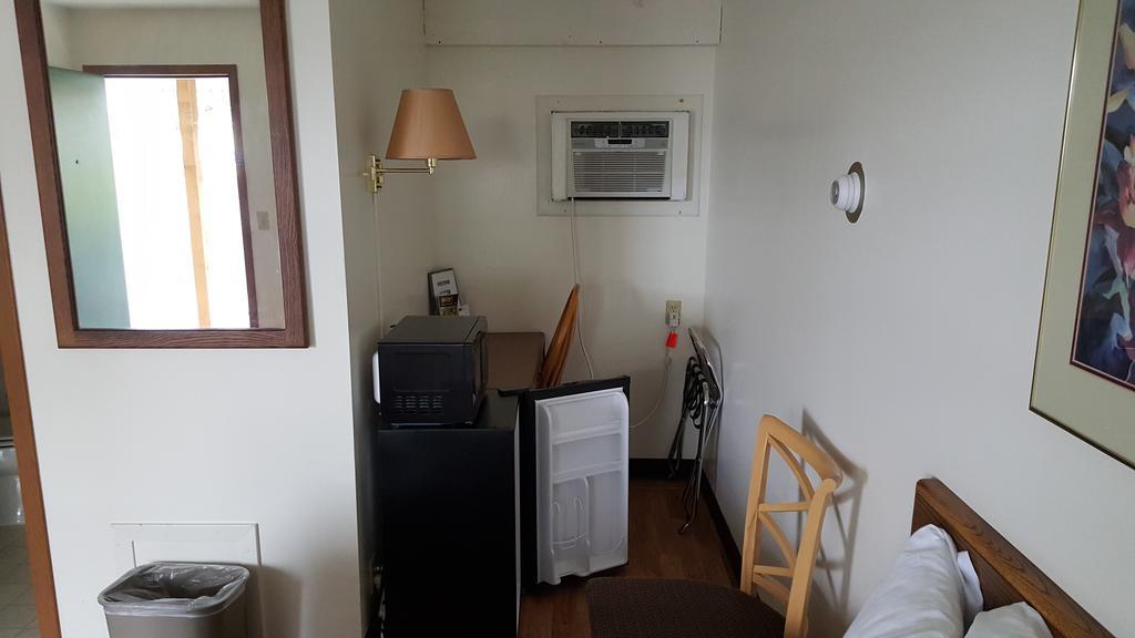 דטרוייט לייקס Budget Host Inn מראה חיצוני תמונה