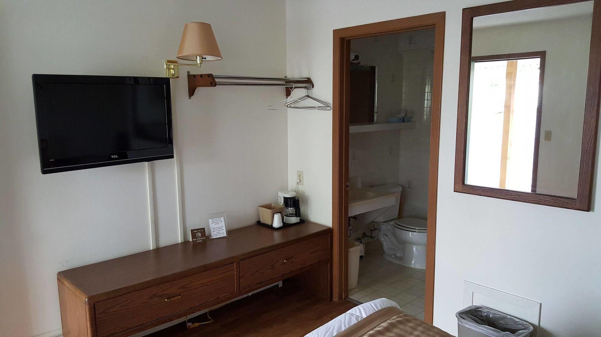דטרוייט לייקס Budget Host Inn מראה חיצוני תמונה